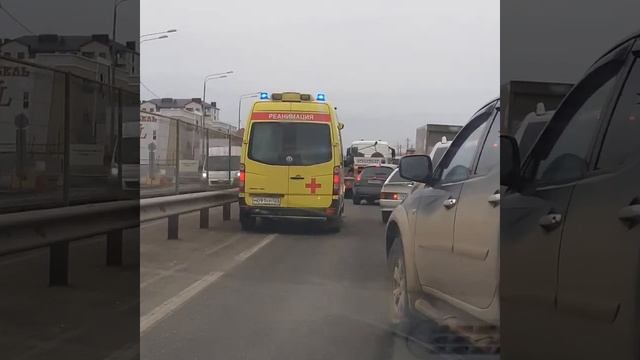 как пропускают скорую. ели проезжает по пробке скорая.скорая помощь в пробке. адыгея неотложка
