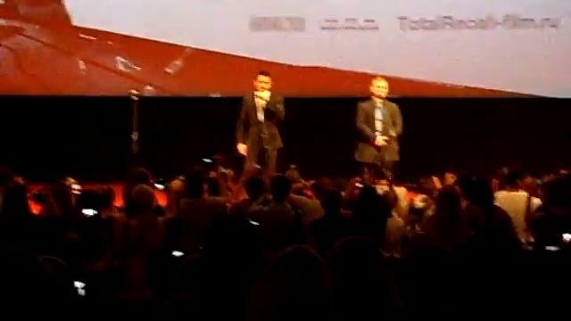 Колин Фарелл на сцене кинотеатра Октябрь(08.08.2012г)