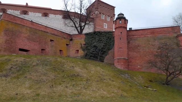 АЛЛЕЯ СЛАВЫ в Кракове и огнедышащий дракон на берегу реки Вислы.