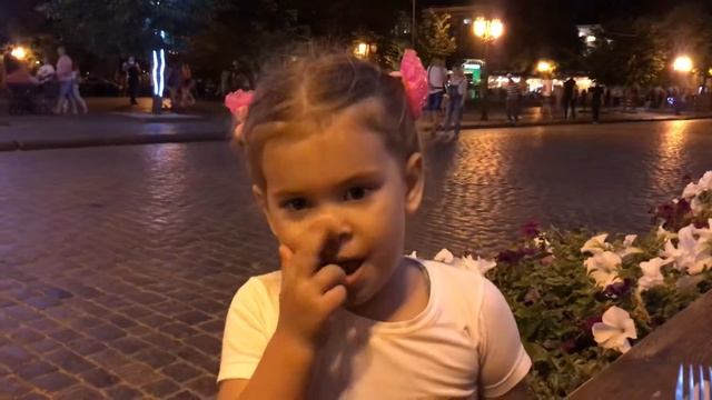Ева покупает игрушку сама на Дерибасовской) Одесса 2018