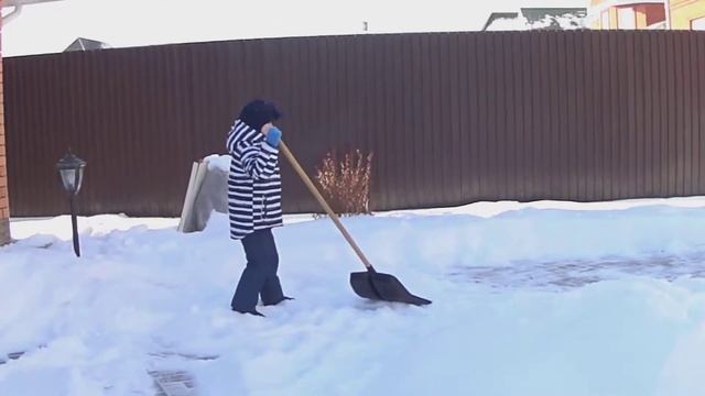 СЕНЯ УБИРАЕТ СНЕГ НА ДАЧЕ / SENIA CHANGES SNOW IN THE COTTAGE