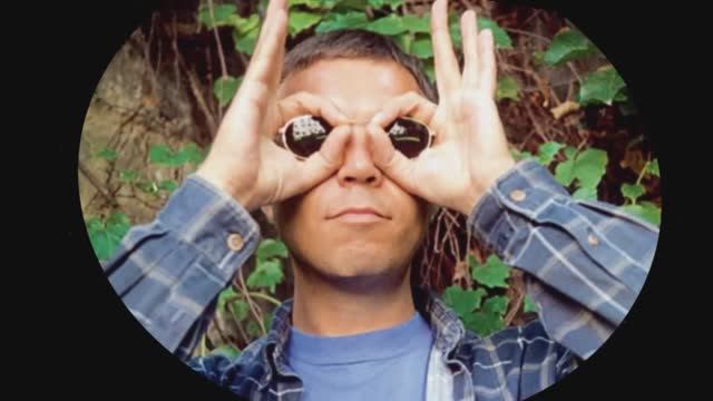Де́вушка в па́рке чита́ет Пеле́вина