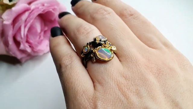 Красивое серебряное Кольцо ручной работы с  огненными Опалами