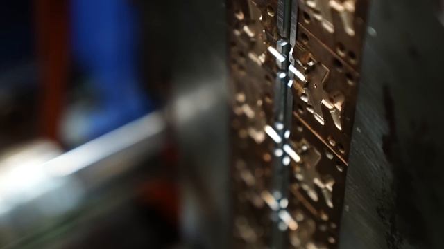 消しゴムを大量生産するプロセス。世の中全ての物を消しゴムにする日本の工場