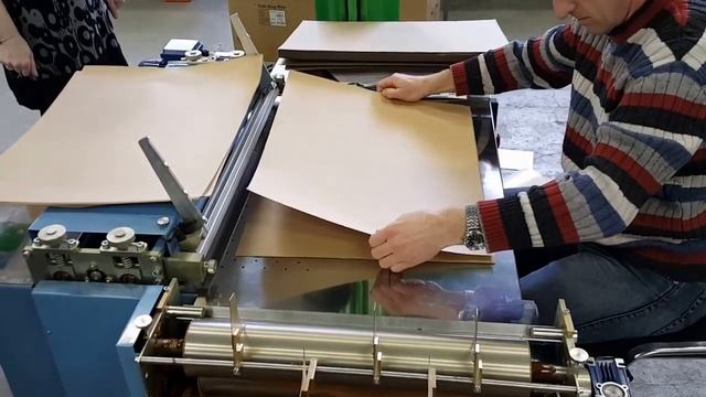 Использование клея Брикол на КДМ Комбайн 400гр бумага + микрогофрокартон 450Х600