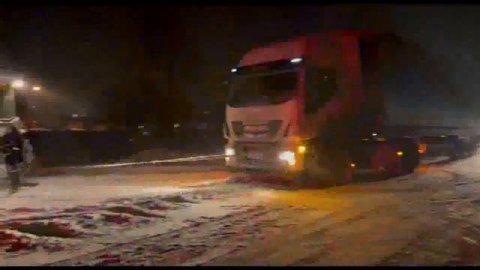 Сотрудники Госавтоинспекции Верхней Салды оказывают помощь водителям