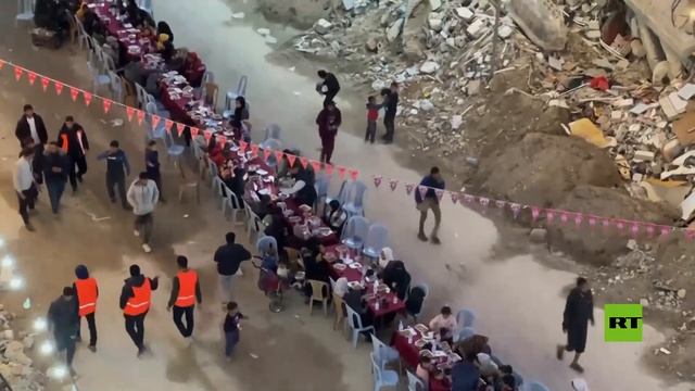 مئات الأشخاص يتوافدون لتناول الإفطار وسط الأنقاض برفح في أول أيام رمضان