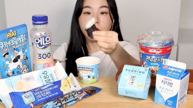 ASMR Korean Convenience Store Mukbang 편의점 먹방 비빔면 김밥 아이스크림 빵 케이크 K-아몬드 초코바 디저트 CVS Blue Food Dessert