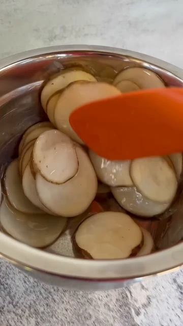 6 easy steps to make chips in microwave. How to make potato chips w/ turkey flavor #shorts #cooking