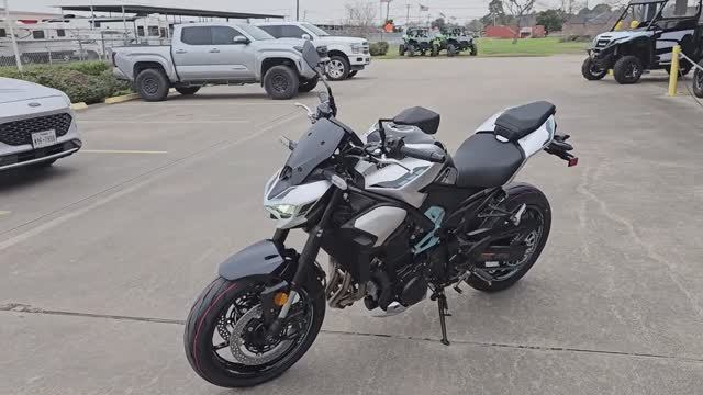 KAWASAKI Z900 SILVER 2025