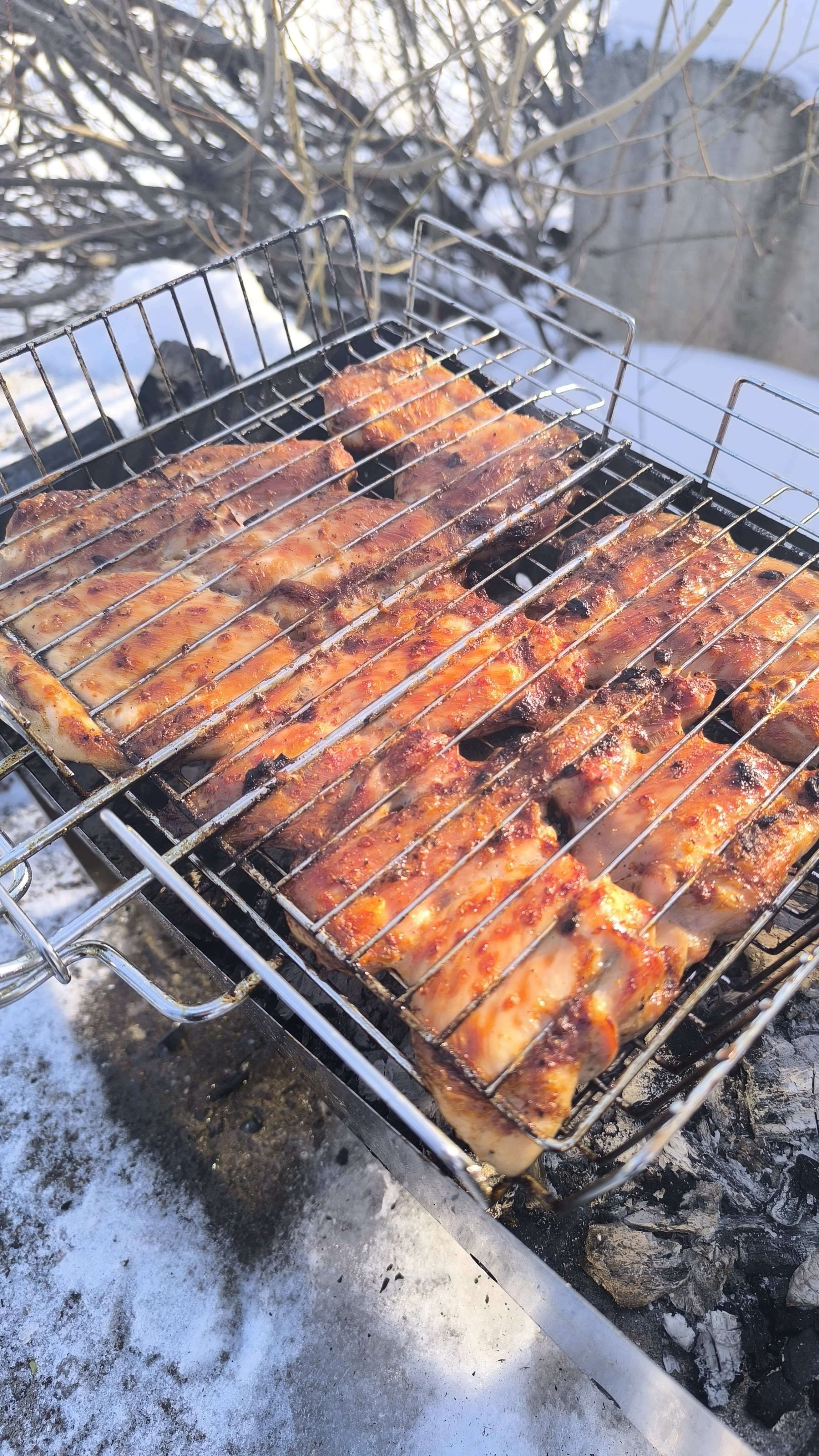 Готовим куриные бедра с друзьями на Волге