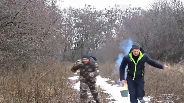 Подорвали пакет с молоком, эффектная взрывная волна