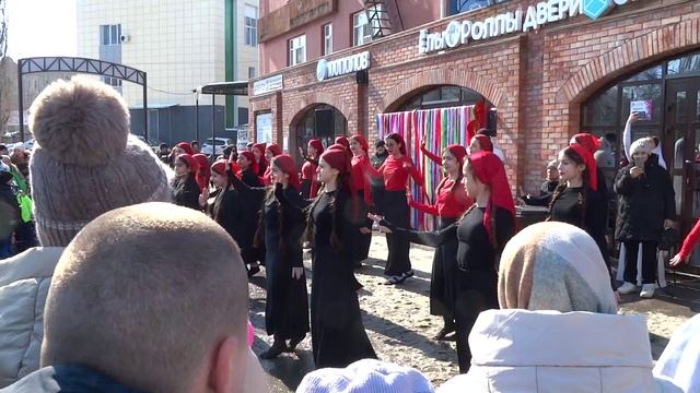 Девчата исполняют грузинский танец в Волгограде