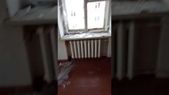 Стекло пробило машину упав с 5 этажа Glass pierced car after falling from 5th floor