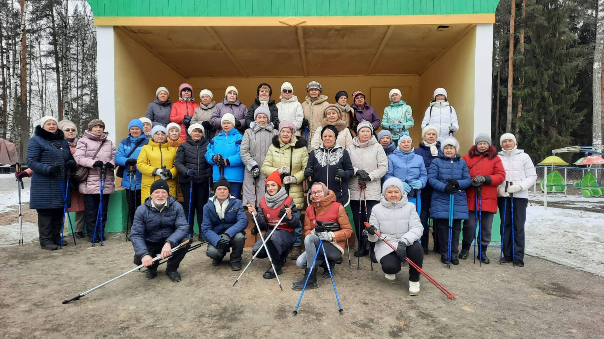 В ивановском парке «Харинка» прошли занятия по северной ходьбе, организованные волонтёрами-медиками