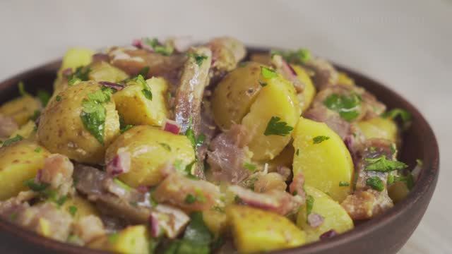 Популярный французский салат из копченой сельди и картофеля! Рецепт