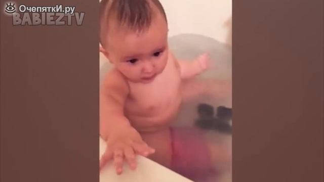 Милые и забавные детки и добрая вода