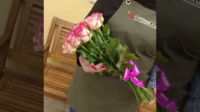 Букет из 19 бело-розовых роз Джумилия 60 см