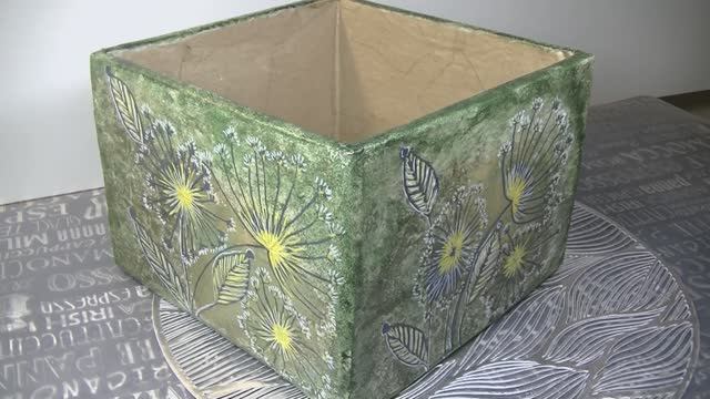 Декор коробки рисованными одуванчиками .