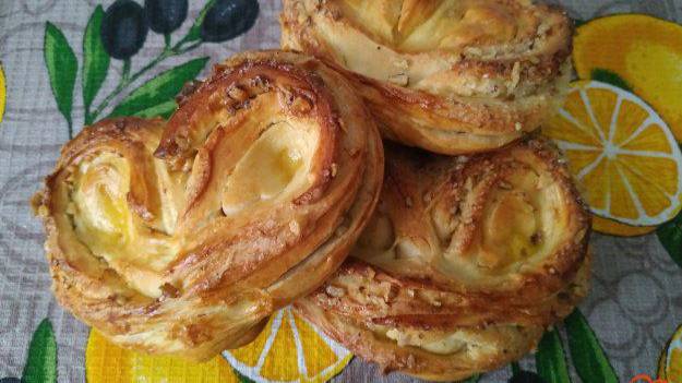 Плюшки с сахаром и грецкими орехами