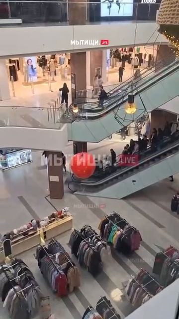 В ТЦ "Красный кит" г. Мытищи охранниками был остановлен для досмотра подозрительный мужчина !!!