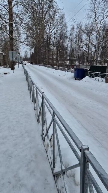 Тротуара у 30 школы так и не появилось, а сколько слов было, что сделают