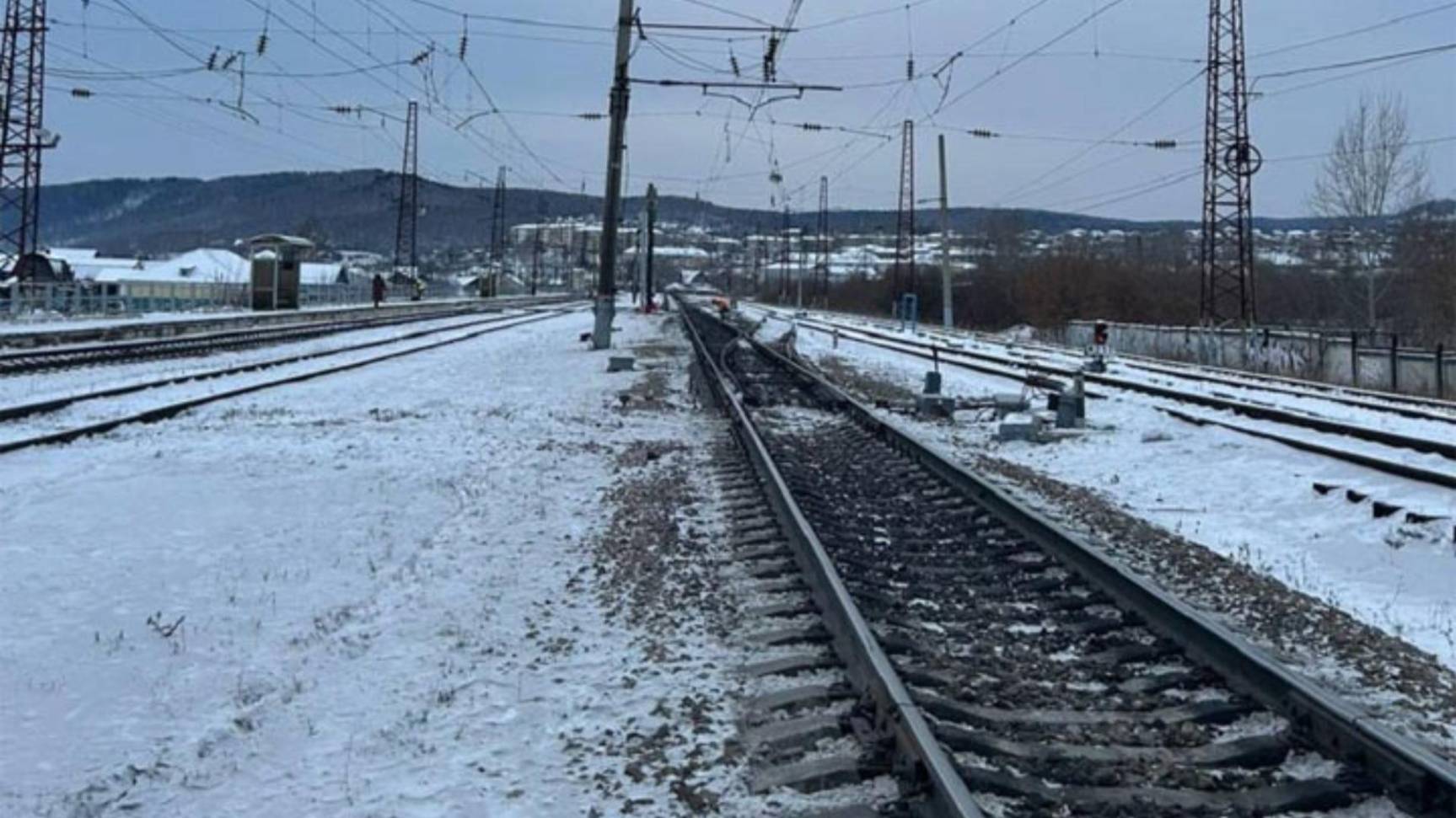 Женщина попала под грузовой поезд в российском городе и выжила