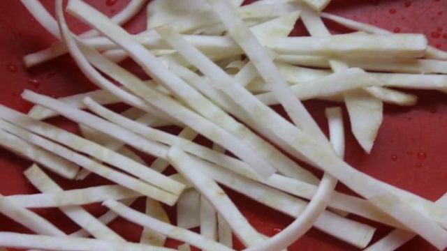 Салат с сельдереем, сыром и помидорами