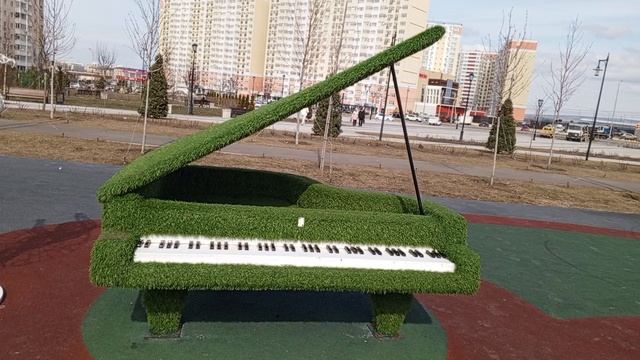 Скульптура из искусственной травы