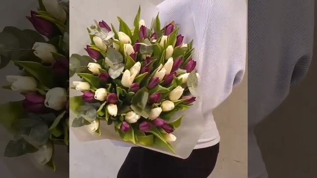 Букет из белых и фиолетовых тюльпанов с эвкалиптом в упаковке 51 шт "Мелодия лугов"