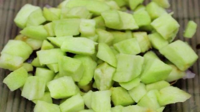 Салат из помидор с бужениной и яблоком