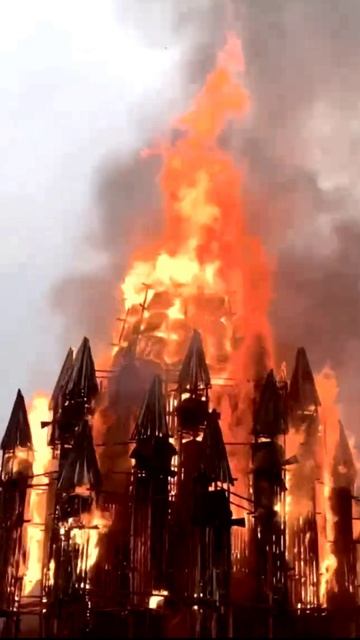 На Масленицу сожгли 26 метровый замок