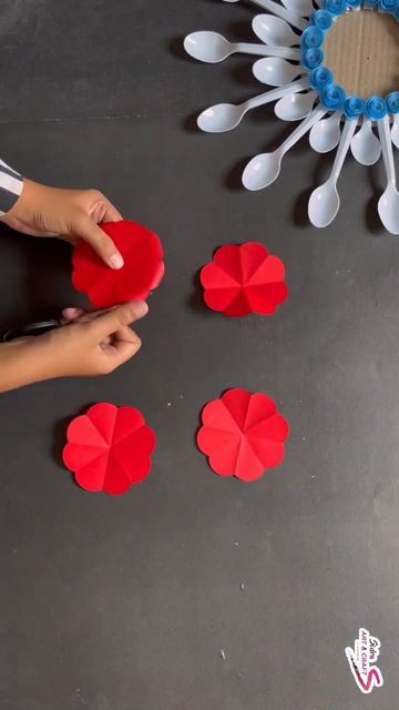 Круглая рамка из пластиковых ложек