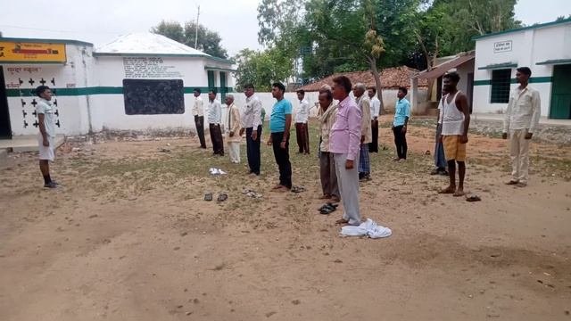 beyam karate huye panchayat sahayak ke dwara gav ke logo ko