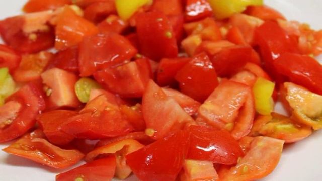 Салат из помидор с перепелиными яйцами и сыром