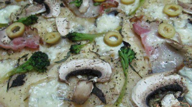 Пицца с копченной грудинкой и грибами