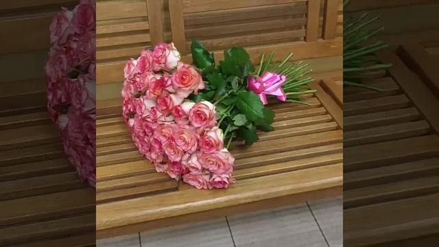 Букет из 41 бело-розовой розы Джумилия 60 см