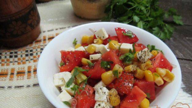 Салат из помидора с кукурузой