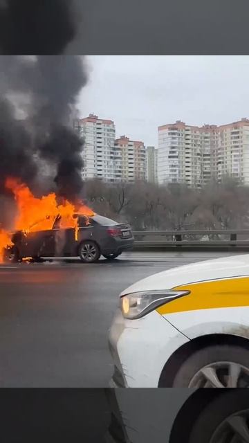 🔥На внешней стороне МКАД на 70 км горит автомобиль🔥