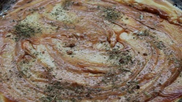 Семейная пицца с колбасой и грибами