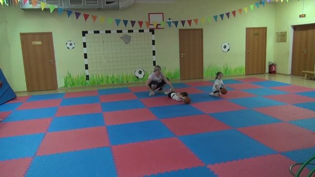 Катаемся, как колбаски с мячом в руках