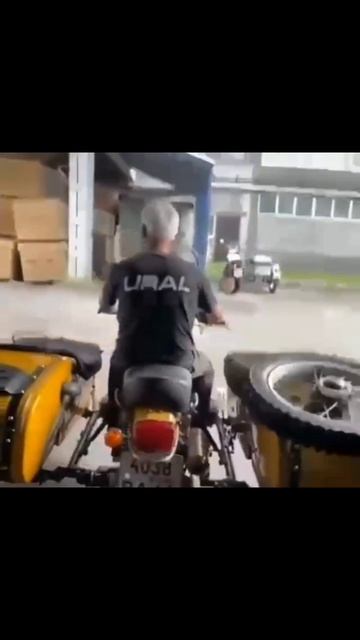 Мотоцикл Урал с двумя колясками.  Первая передача🚦