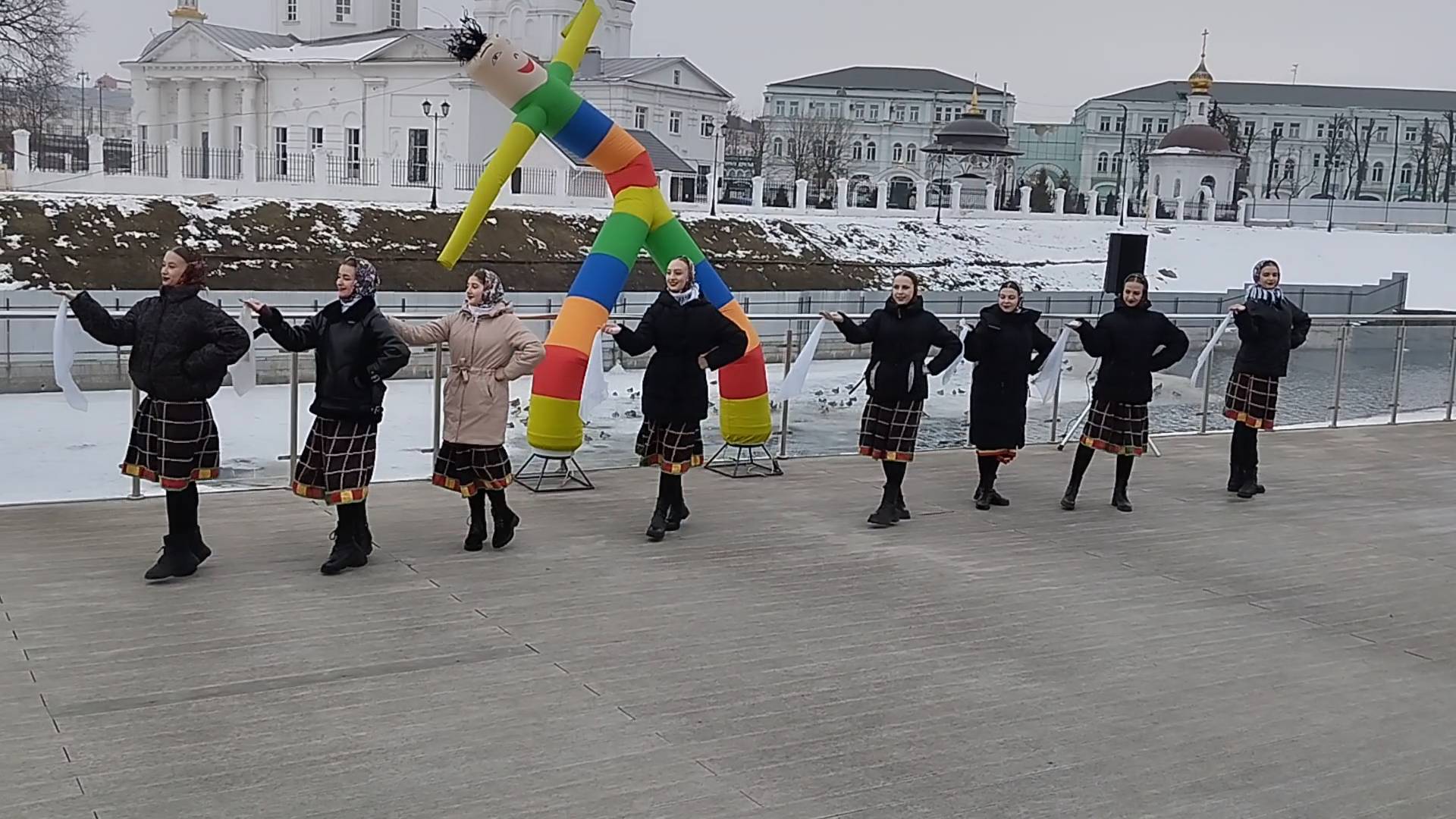 Сегодня проводы зимы. Девушки танцуют танец на фестивальной площадке