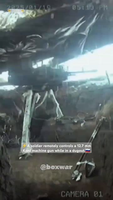 Боец дистанционно управляет 12,7-мм пулеметом «Кордом»,находясь в блиндаже.