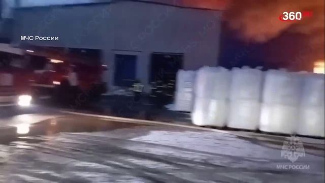 В Подмосковье горит большой склад