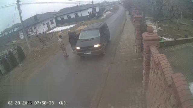 Людоловы похищают ещё одного ухилянта, которого насильно поволокут гибнуть за кокаинового фюрера.