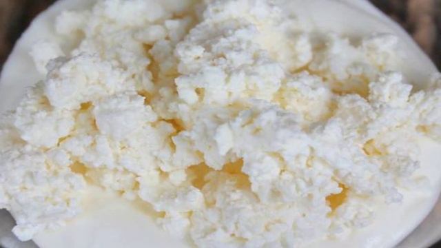 Салат из помидор с творожным соусом и зеленью