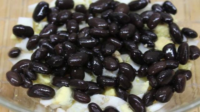 Салат из помидор с черной фасолью и яйцом