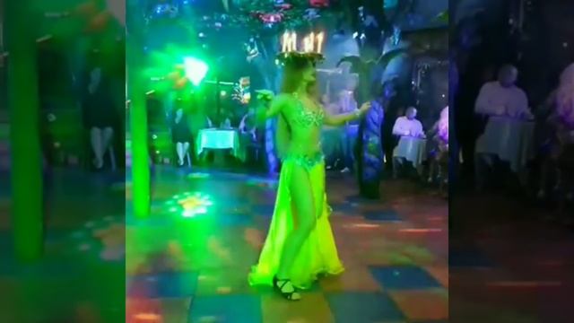 Aня Юдина - танец с подносом