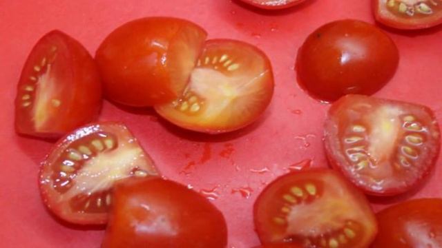 Быстрый салат с помидорами черри, рукколой и маринованным луком